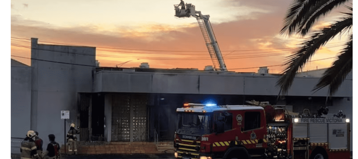 Des pompiers inspectent la synagogue Adass Israel de Melbourne après l’incendie criminel de décembre 2024, l’un des actes attribués à l’Iran par le gouvernement australien.