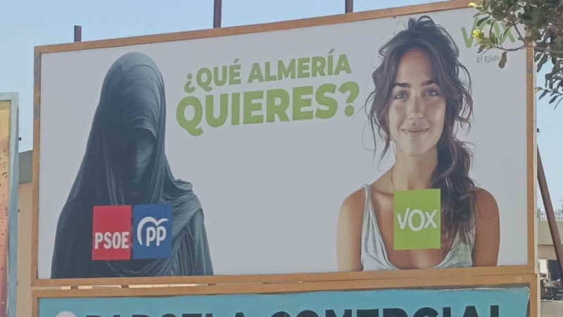 Affiche électorale de Vox à El Ejido, dans la province d’Almería, avec le slogan “Quelle Almería veux-tu ?”, opposant une femme en burqa associée aux logos du PSOE et du PP à une femme souriante représentant le parti d’extrême droite.