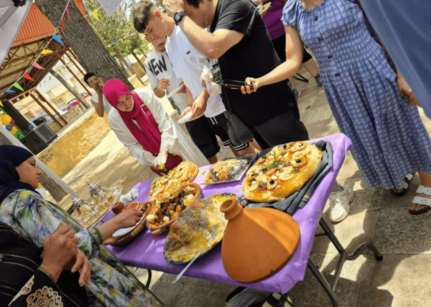 Rencontre interculturelle organisée à Villamalea (province d’Albacete), sur une photo communiquée par la mairie (El País)