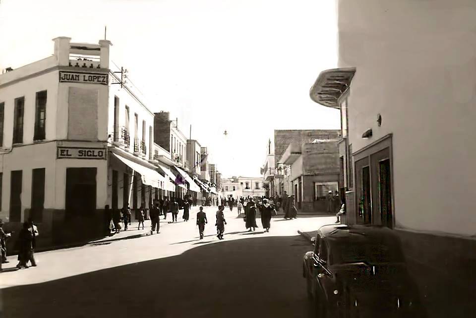 Rue d’Alhucemas (aujourd’hui avenue Moulay Abdellah), artère commerçante de la ville sous le Protectorat espagnol, dans les années 1940.