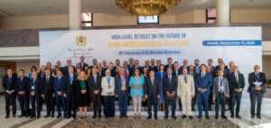 Photo de groupe des participants à la retraite de haut niveau sur l’avenir des relations euro-méditerranéennes, tenue aujourd’hui à Rabat.