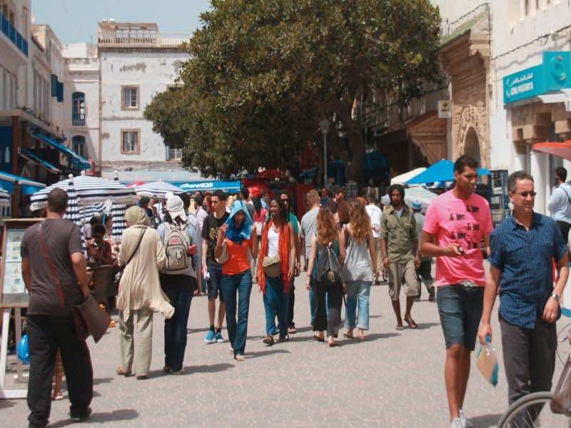 Une jeunesse marocaine en première ligne : connectée, fragile mais résiliente, elle incarne les tensions entre aspirations modernes et normes dominantes.